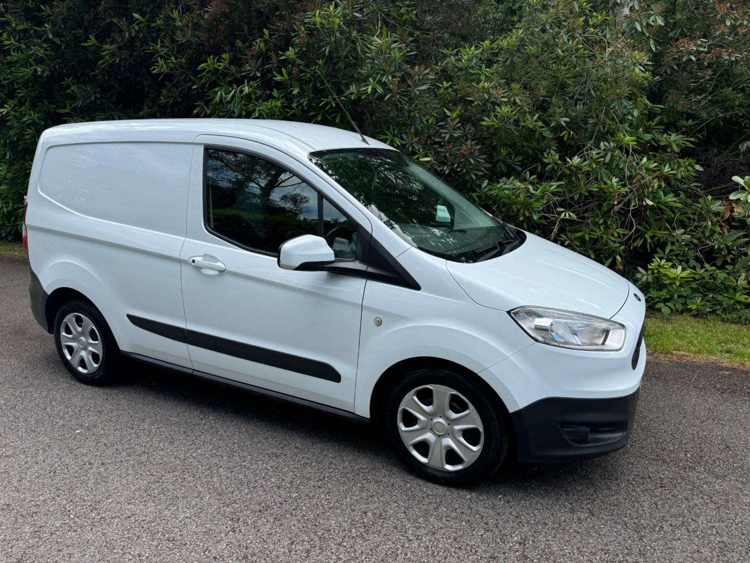 Ford Transit Courier Listing Image