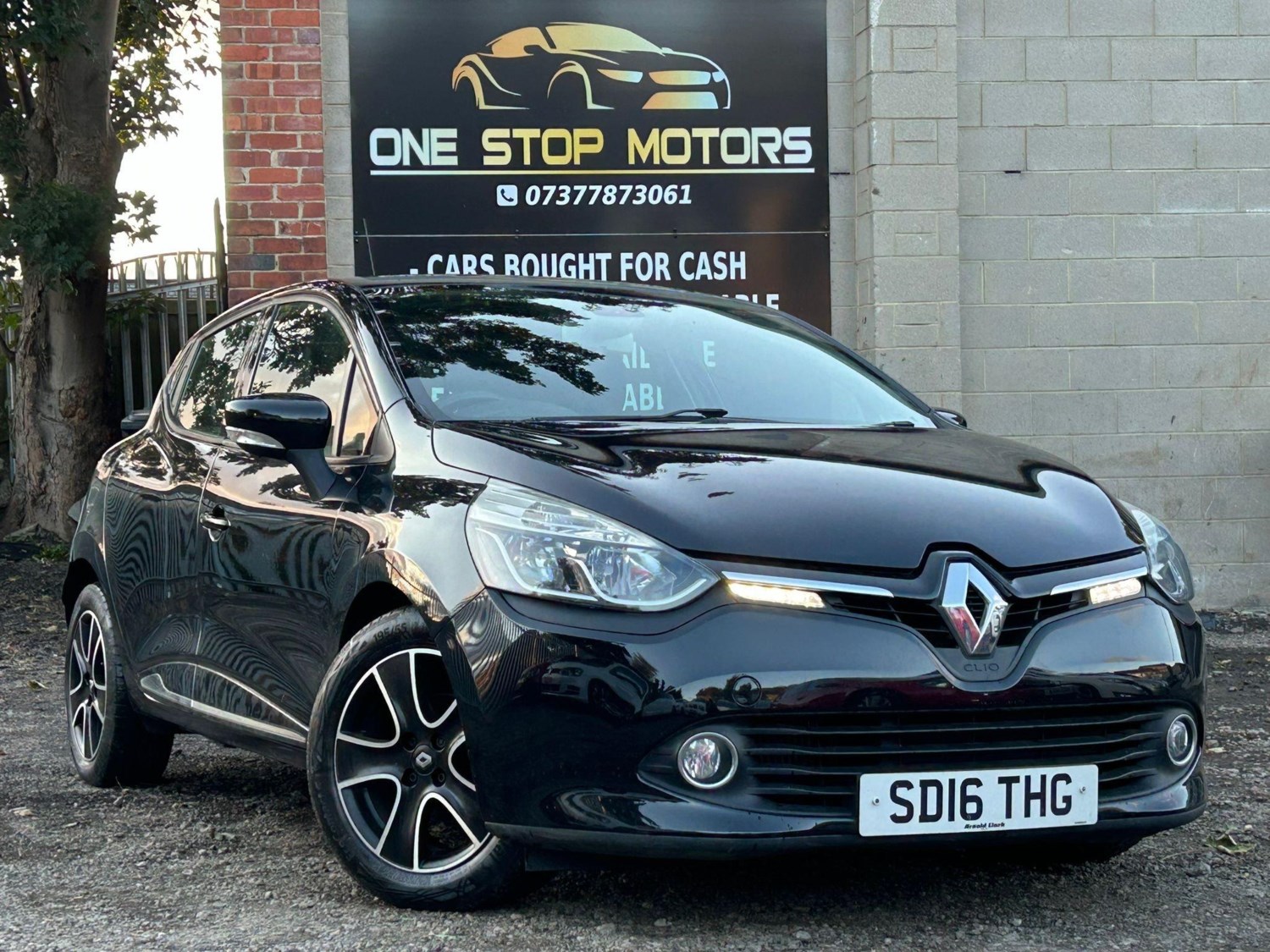 Renault Clio Listing Image