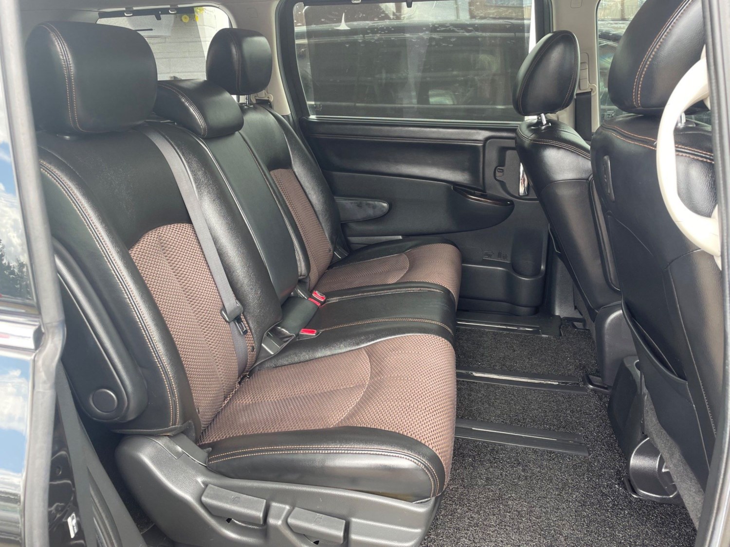 Nissan Elgrand Listing Image