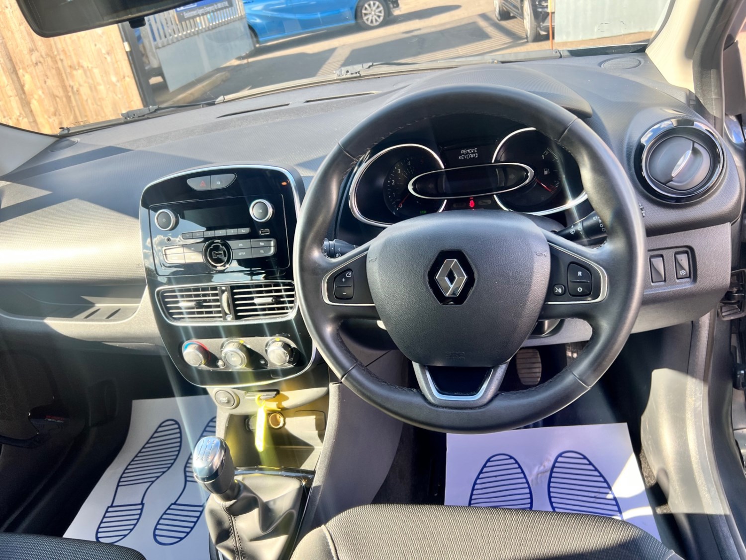 Renault Clio Listing Image