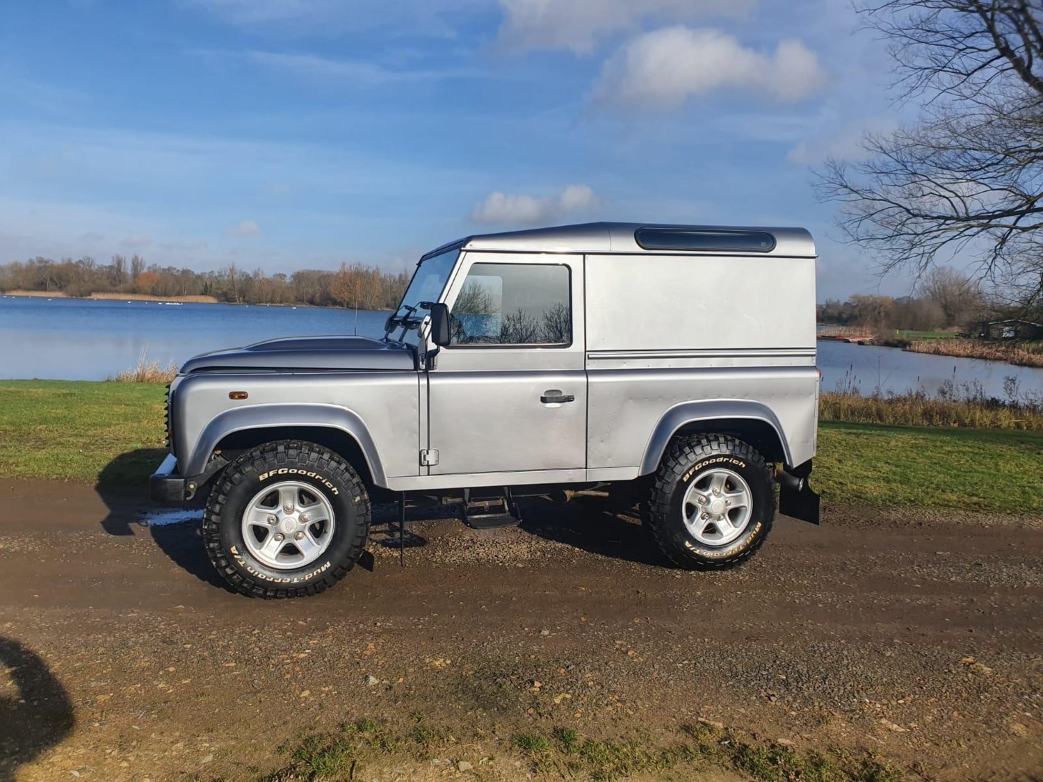 Land Rover Defender Listing Image