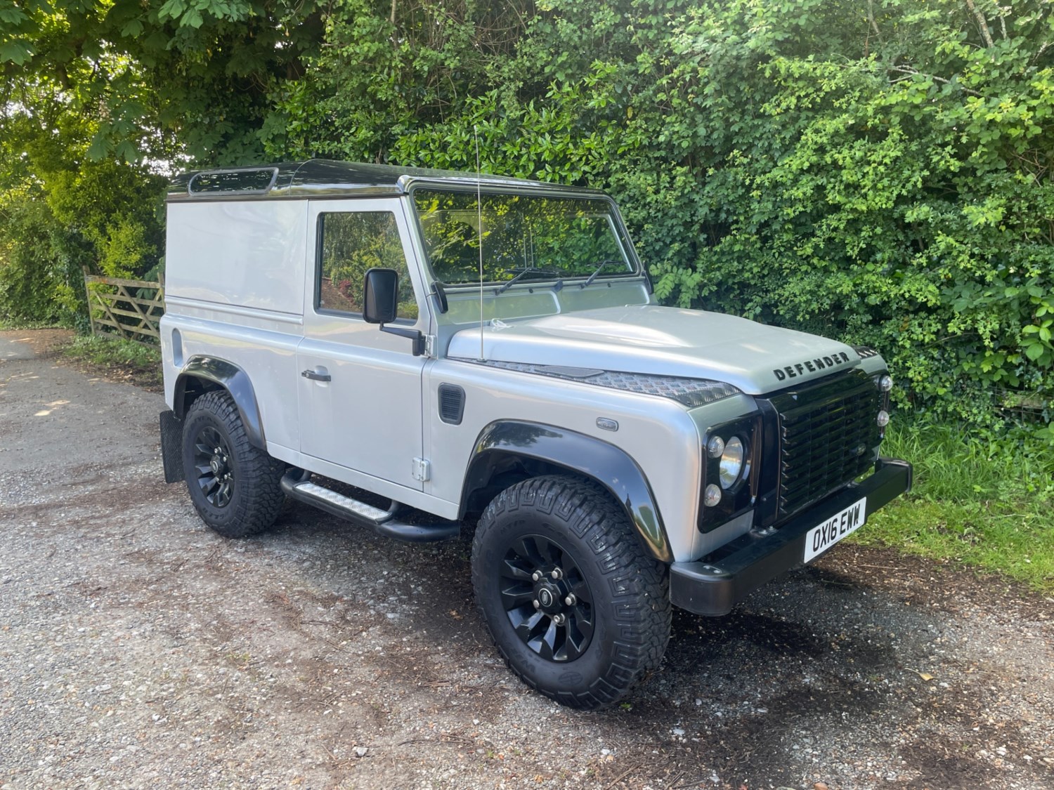 Land Rover Defender Listing Image