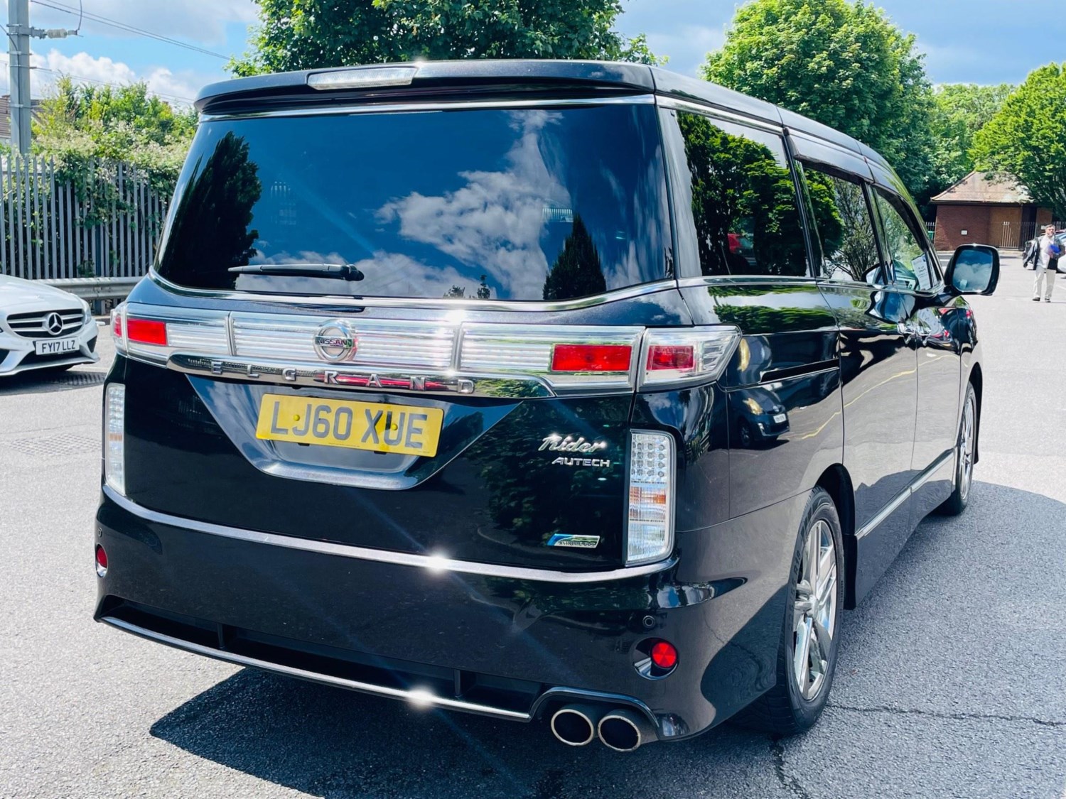 Nissan Elgrand Listing Image