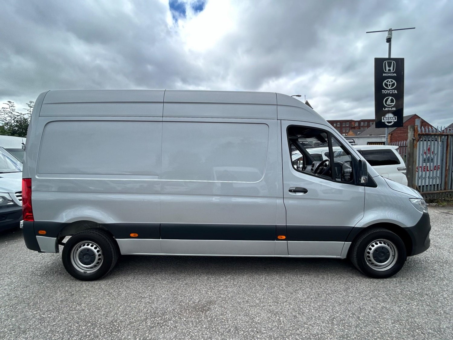 Mercedes-Benz Sprinter Listing Image