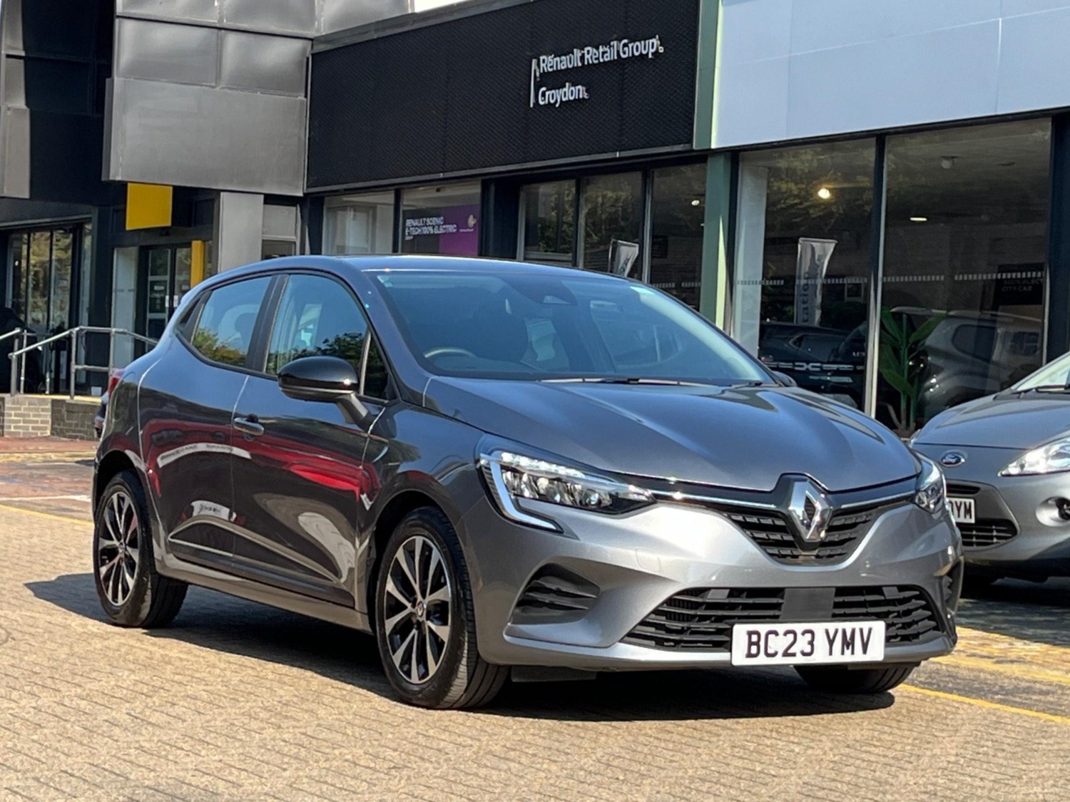 Renault Clio Listing Image