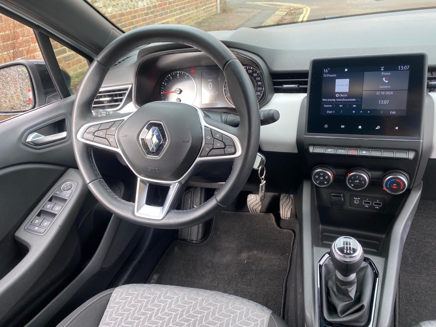 Renault Clio Listing Image