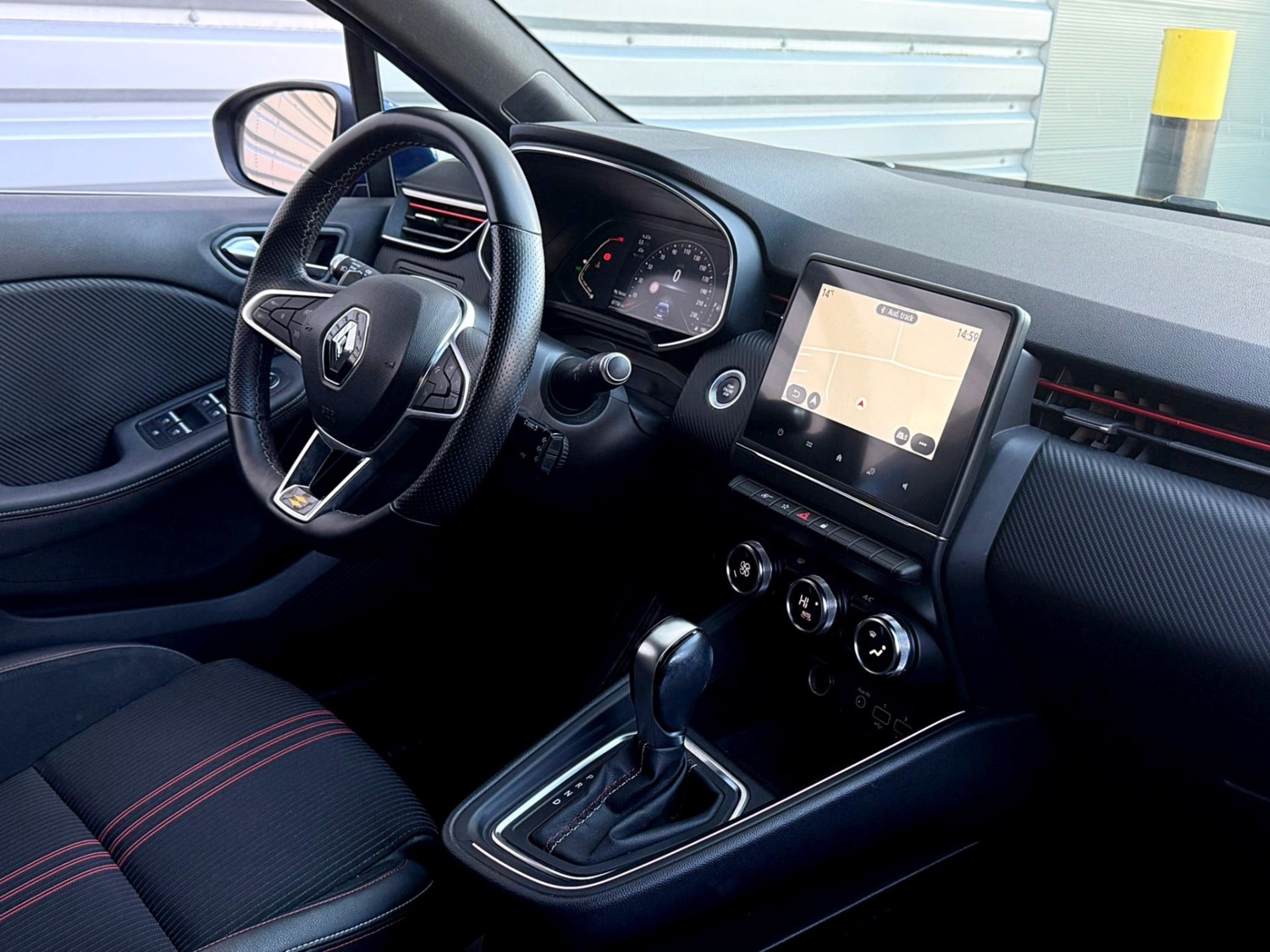 Renault Clio Listing Image