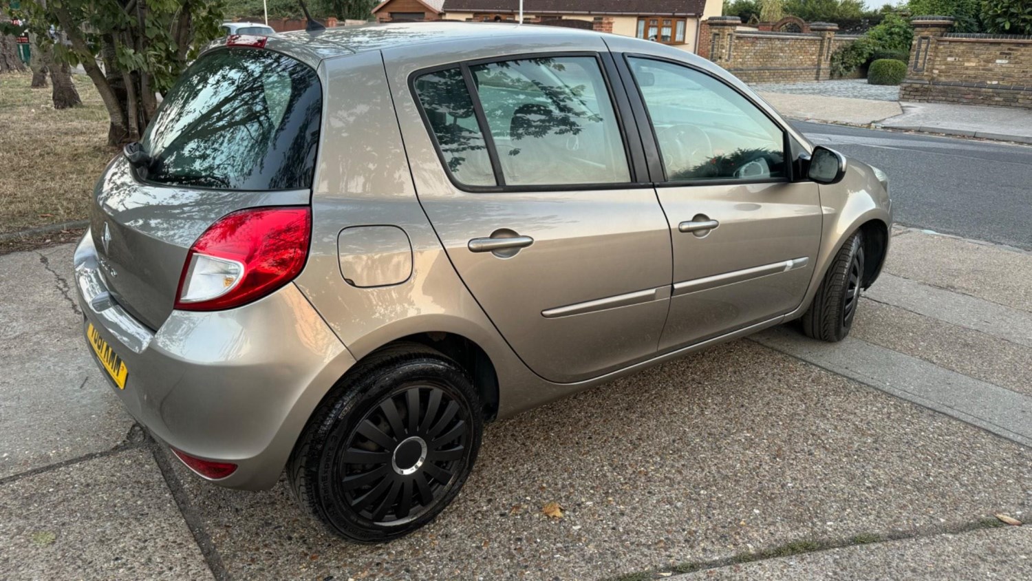 Renault Clio Listing Image