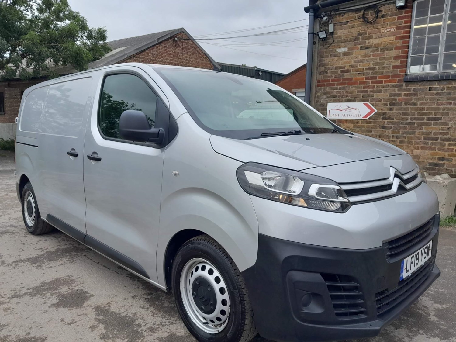 Citroen Dispatch Listing Image