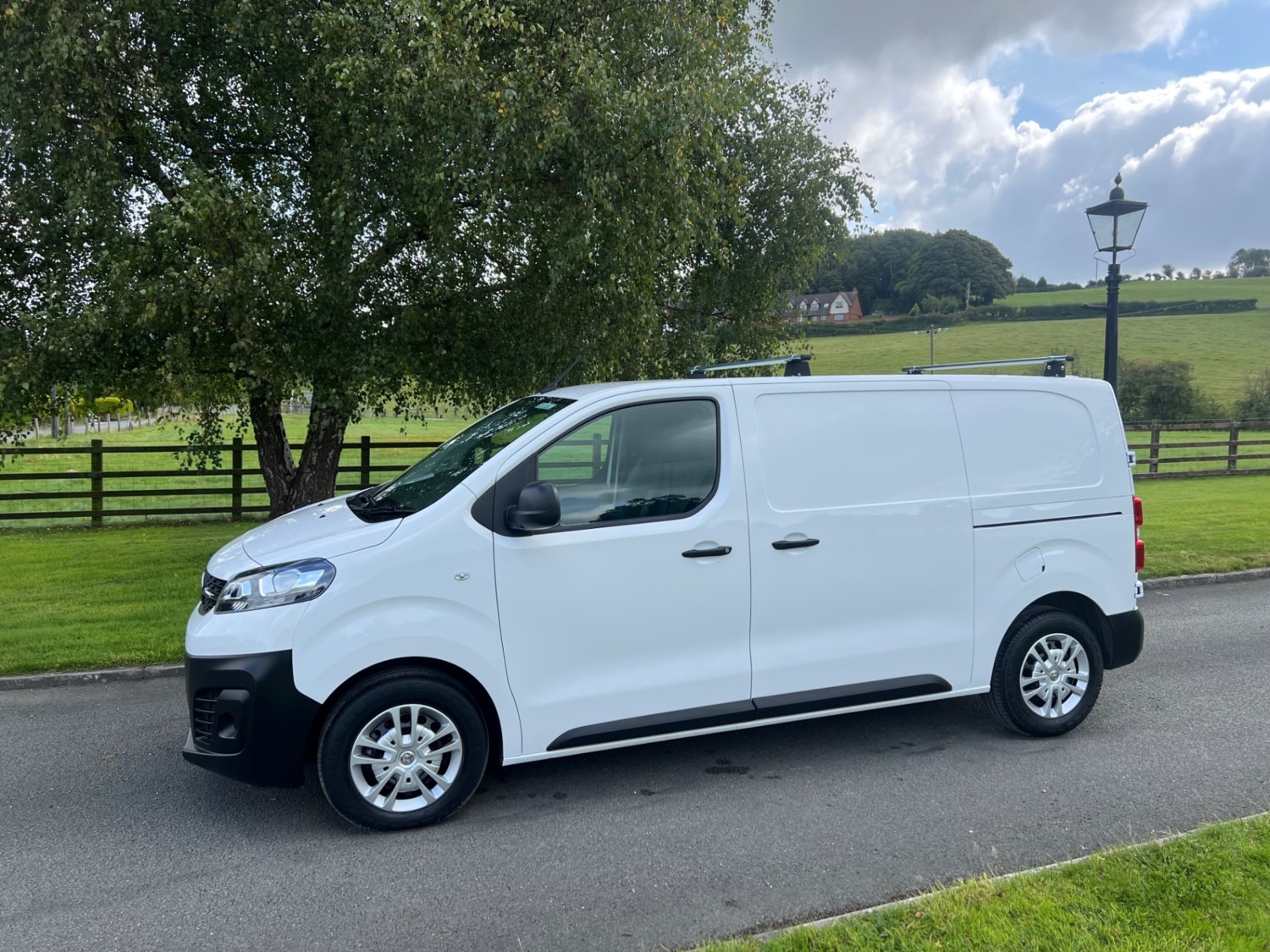 Vauxhall Vivaro Listing Image