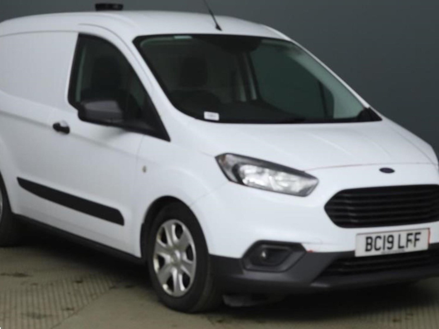 Ford Transit Courier Listing Image