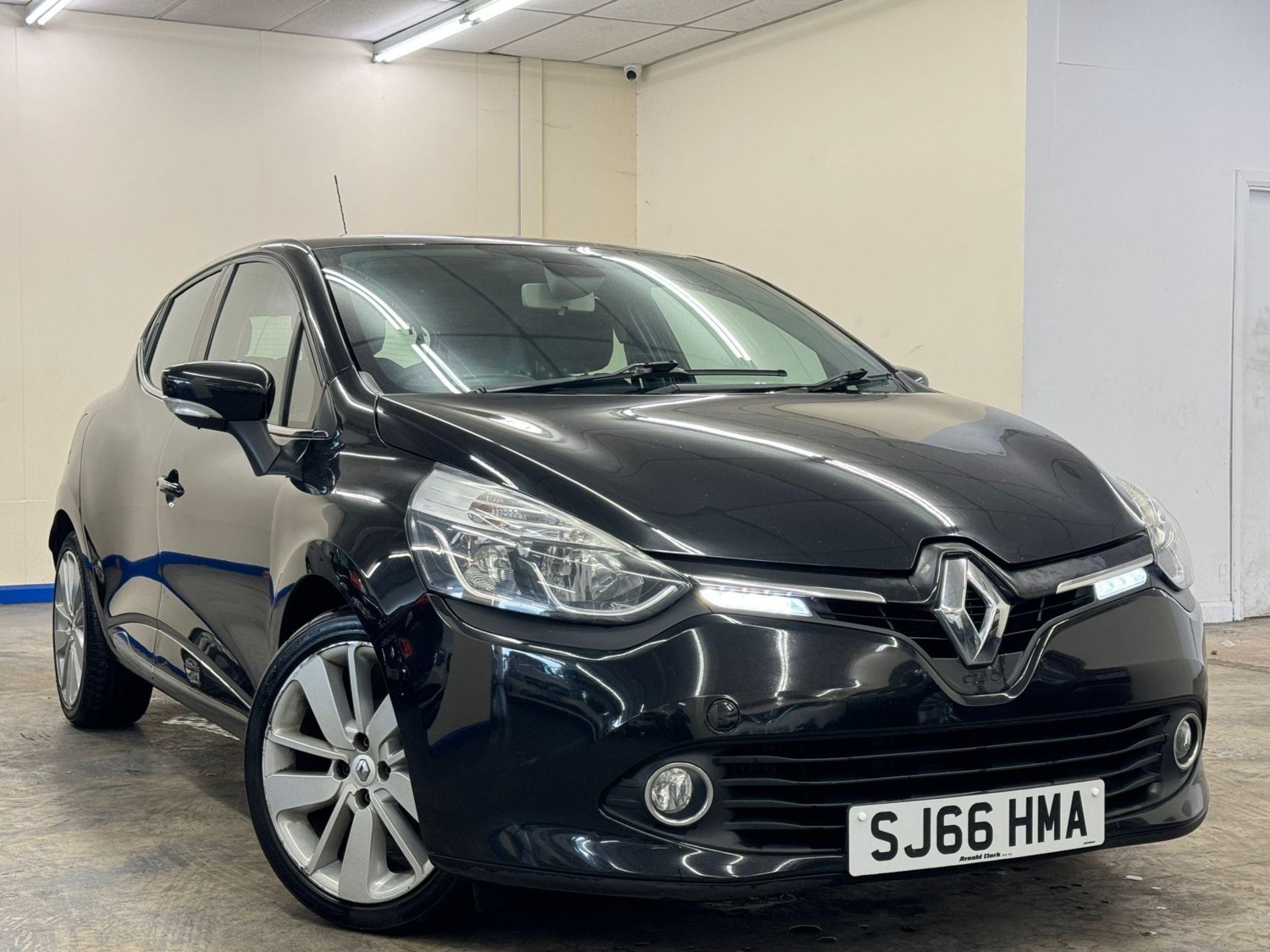 Renault Clio Listing Image