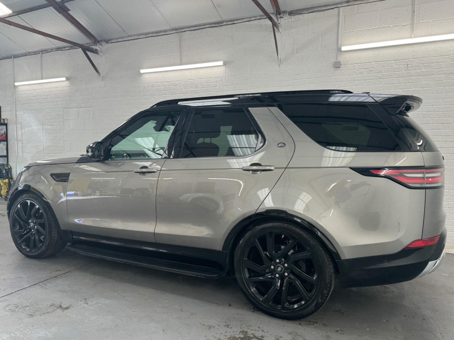 Land Rover Discovery Listing Image