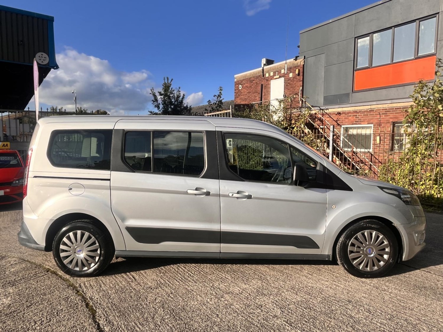 Ford Grand Tourneo Connect Listing Image