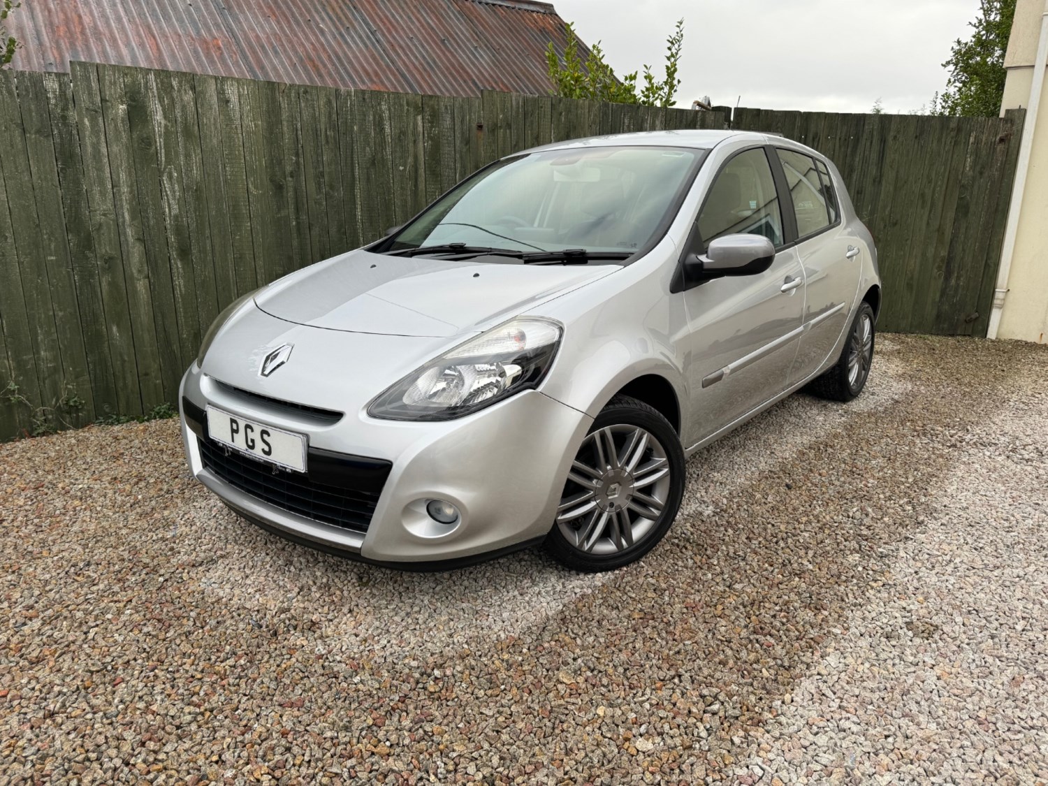 Renault Clio Listing Image