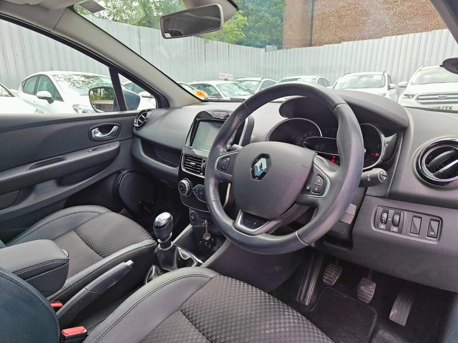 Renault Clio Listing Image