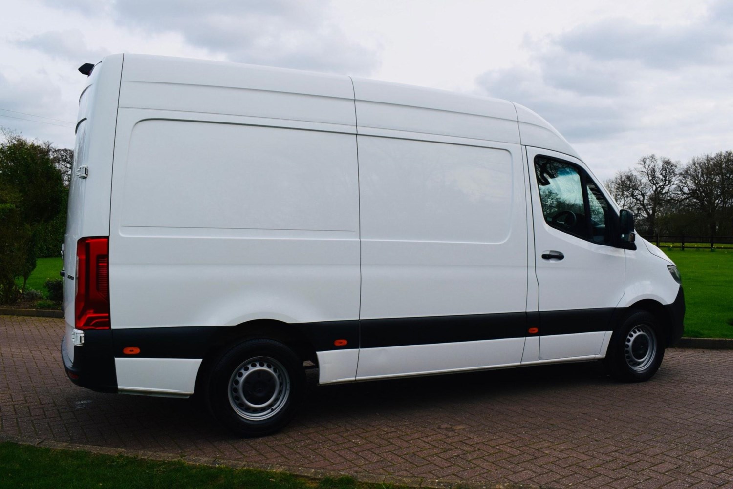 Mercedes-Benz Sprinter Listing Image