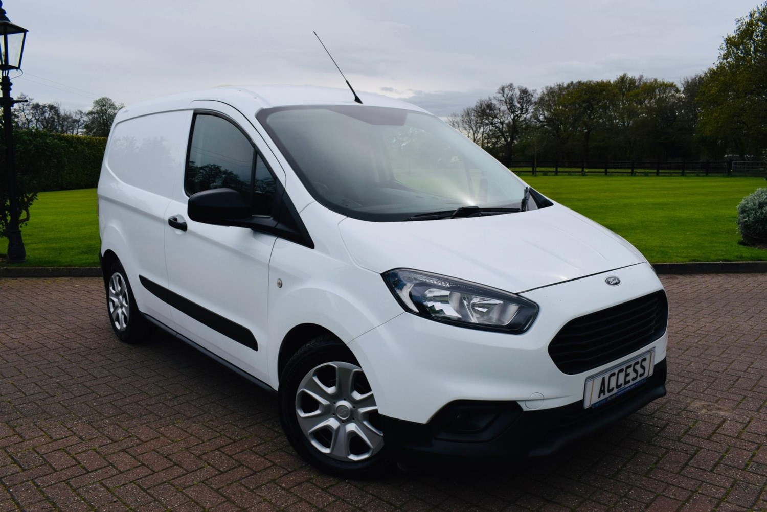 Ford Transit Courier Listing Image