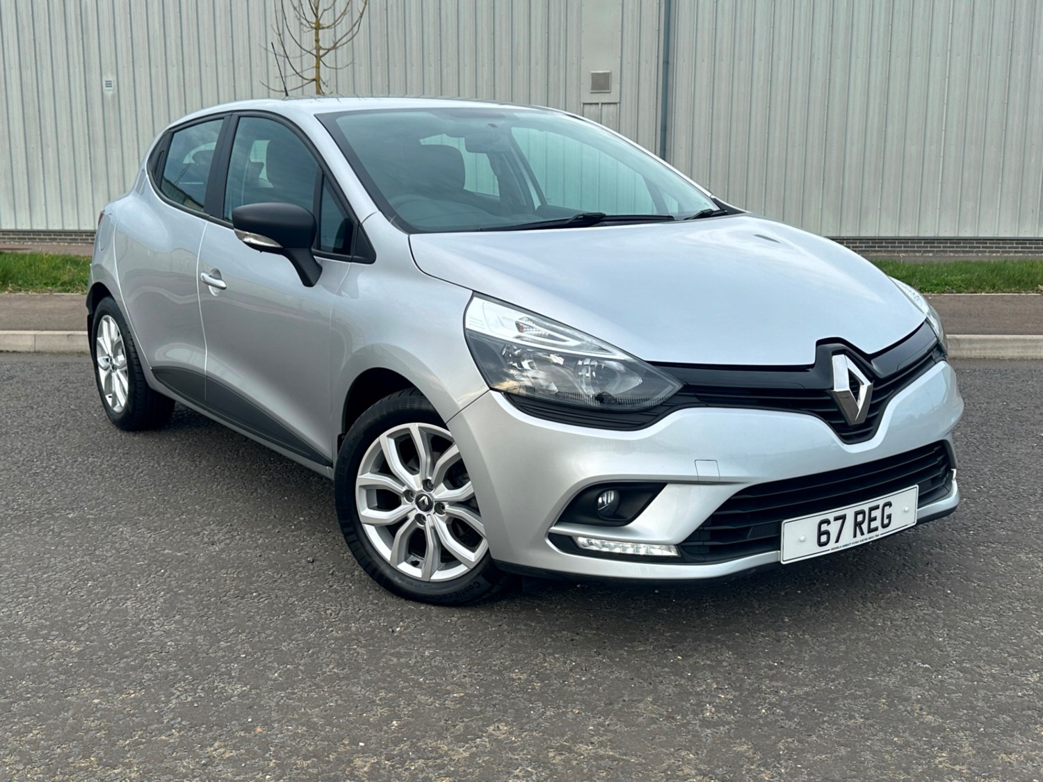 Renault Clio Listing Image