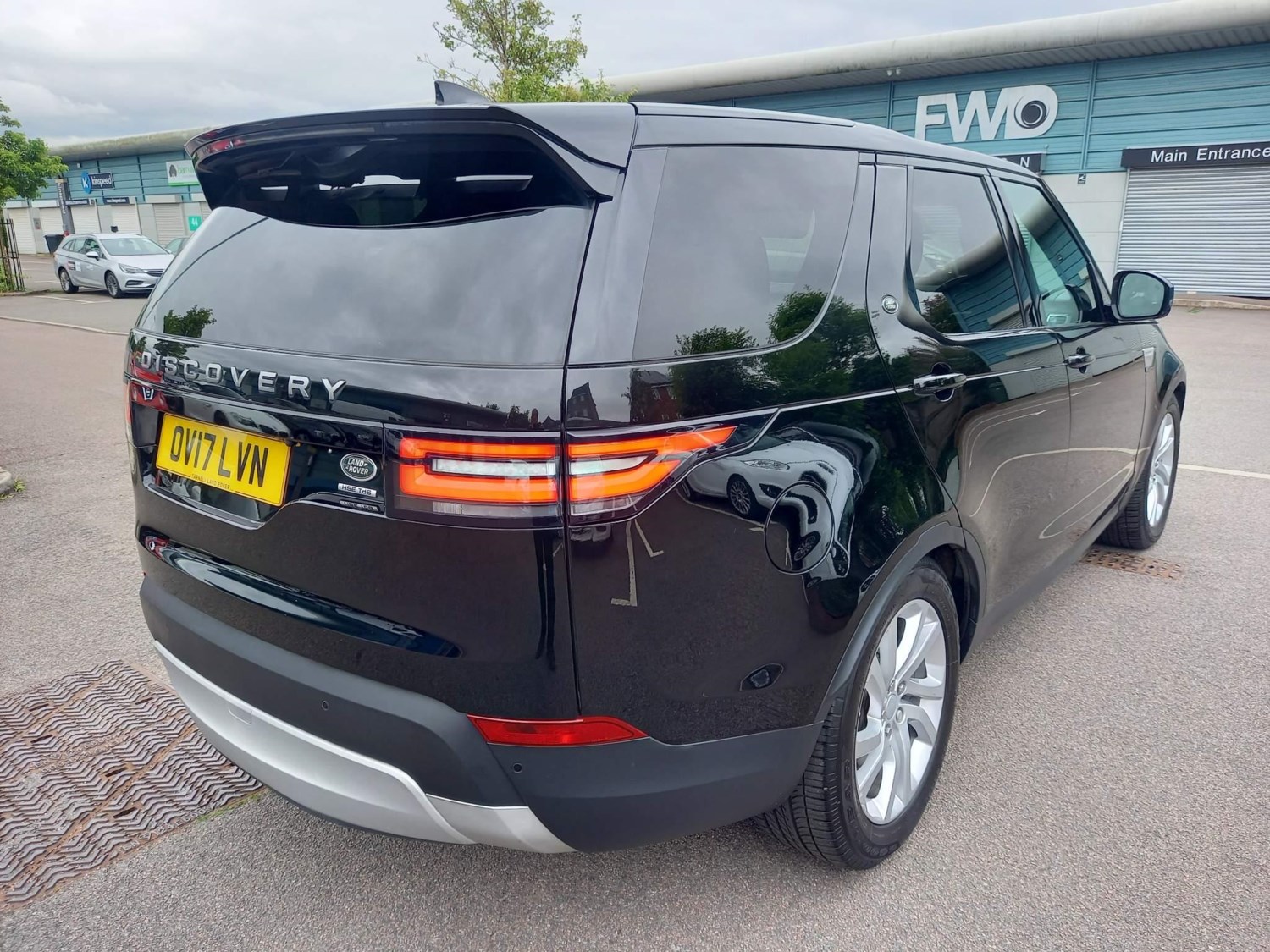 Land Rover Discovery Listing Image