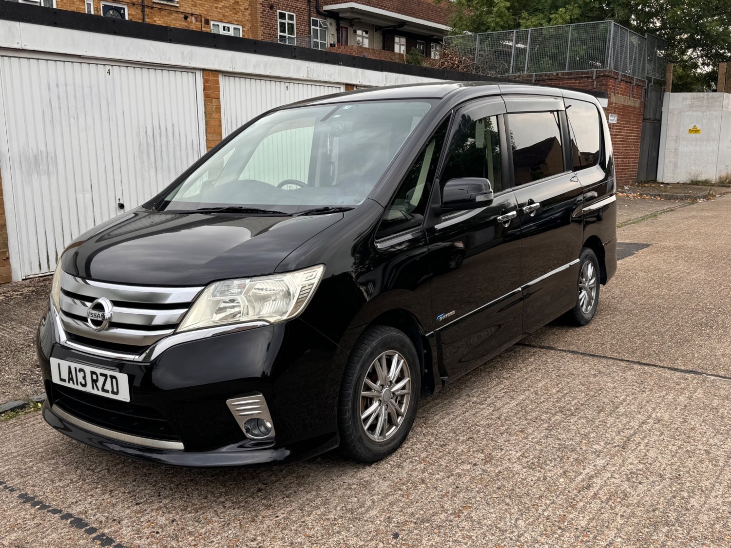 Nissan Serena Listing Image