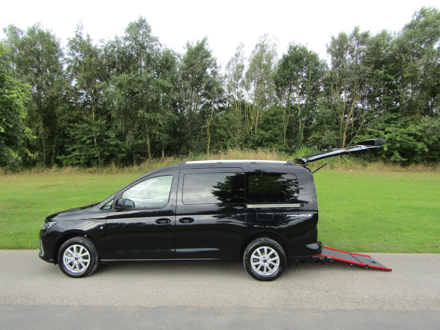 Ford Grand Tourneo Connect Listing Image