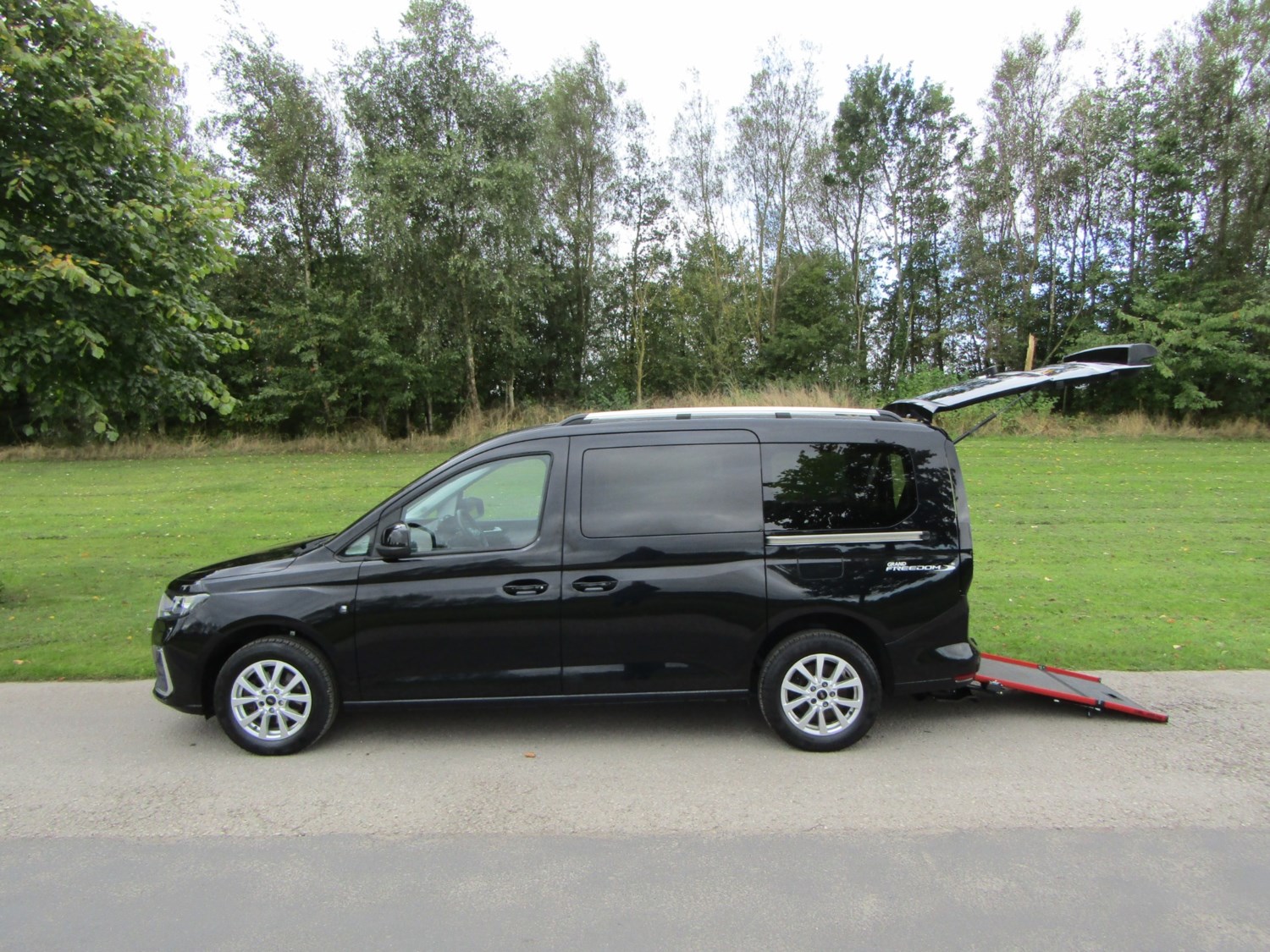 Ford Grand Tourneo Connect Listing Image