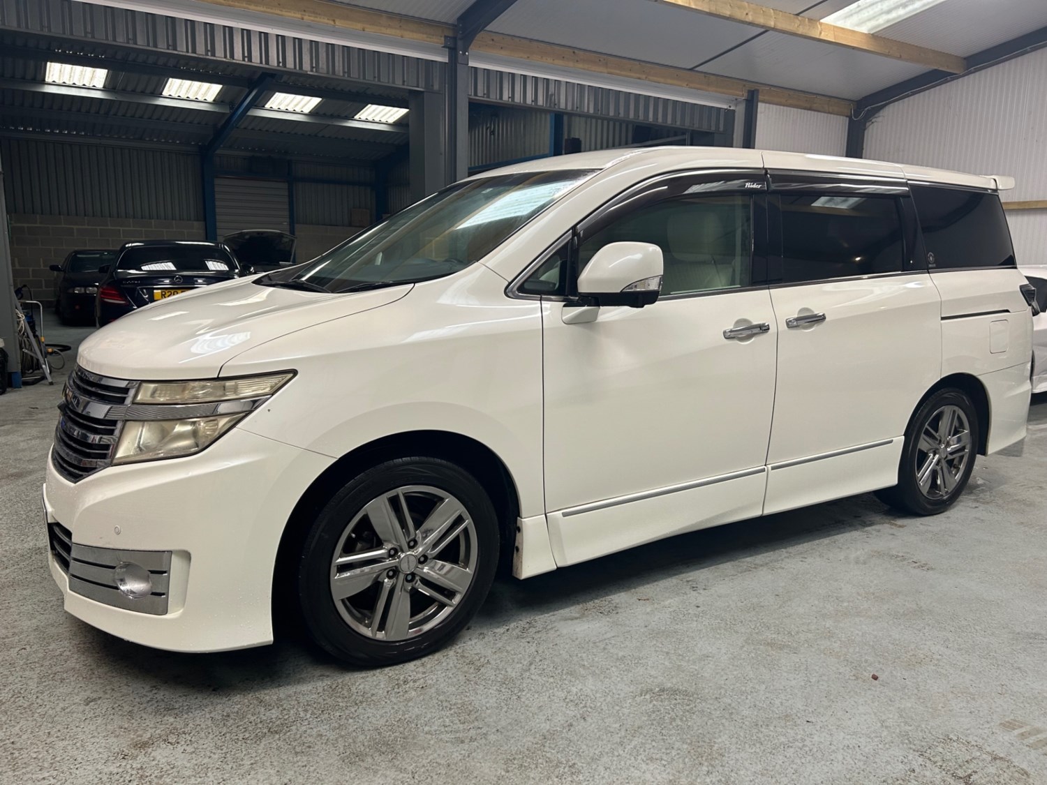 Nissan Elgrand Listing Image