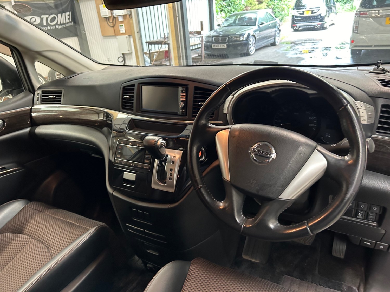 Nissan Elgrand Listing Image