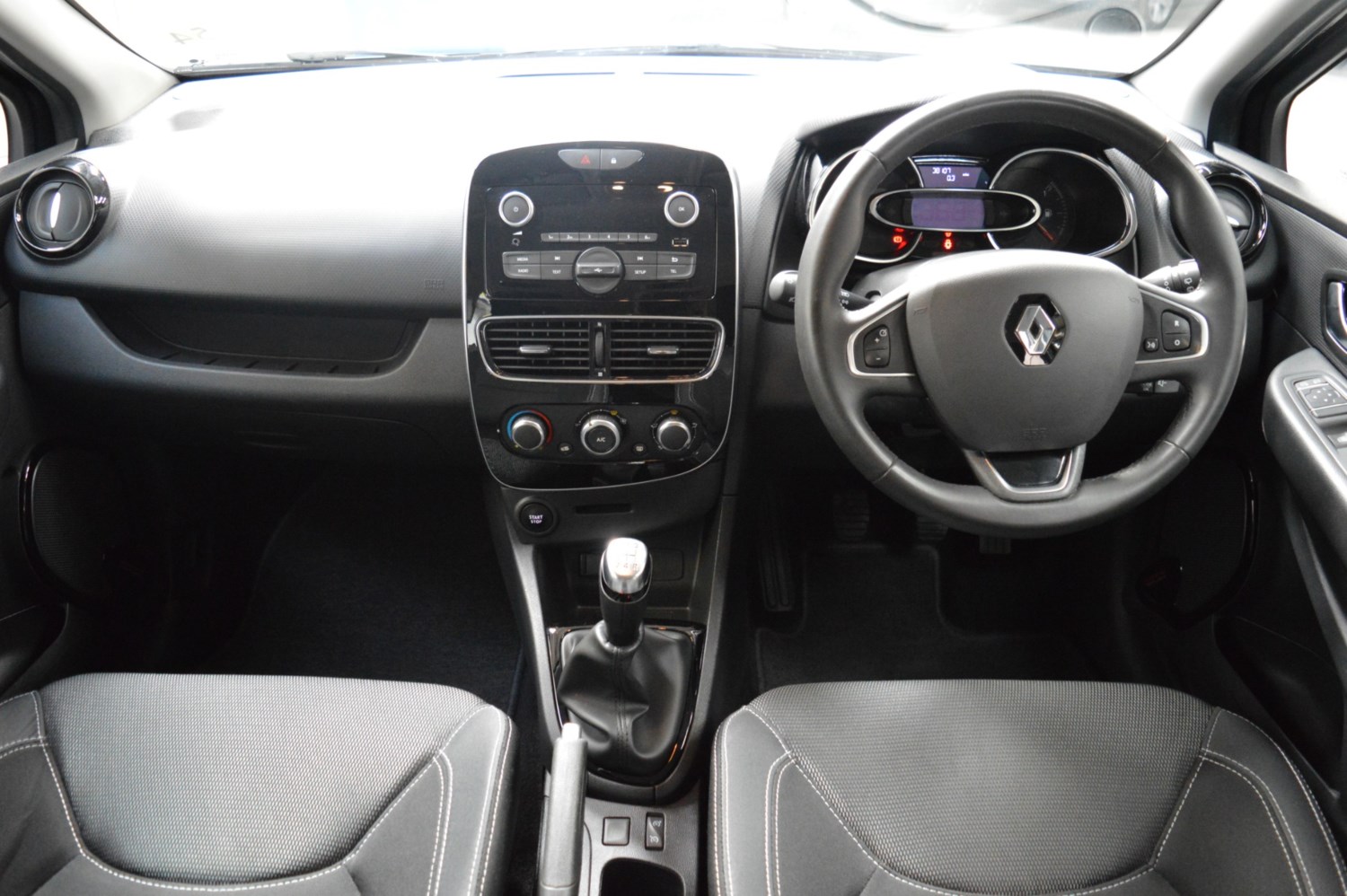 Renault Clio Listing Image