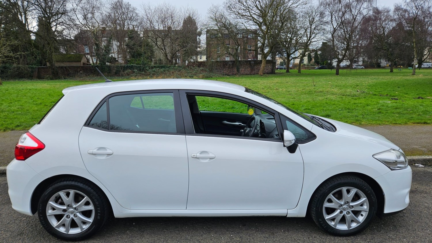 Toyota Auris Listing Image