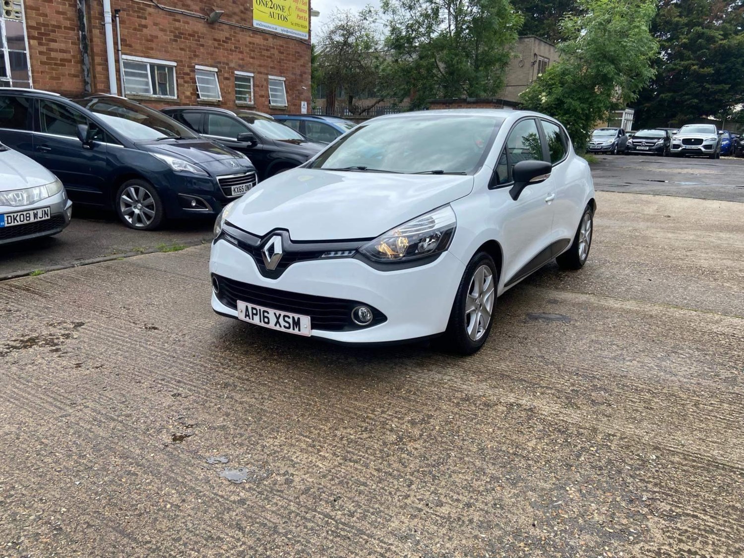 Renault Clio Listing Image