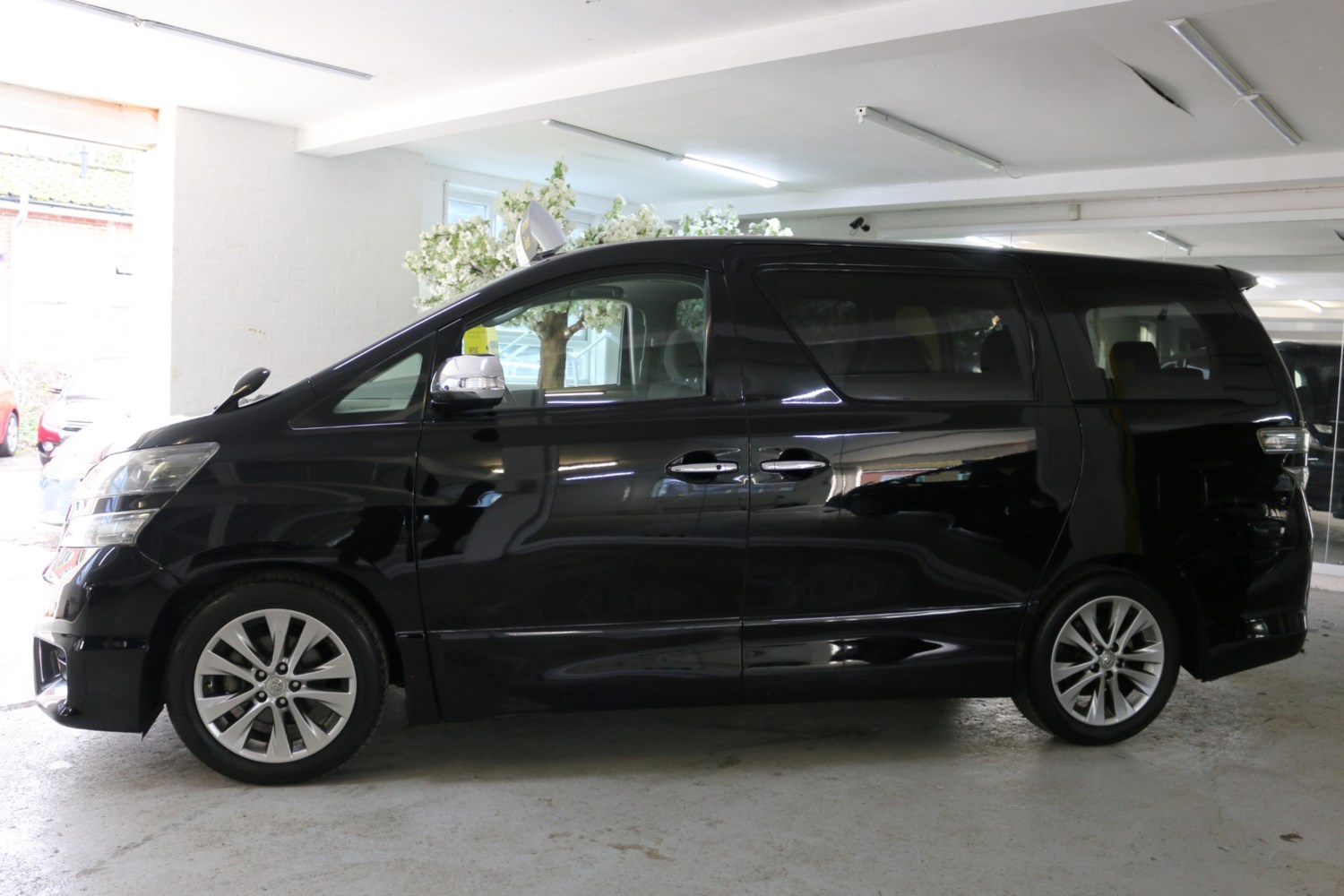 Toyota Vellfire Listing Image