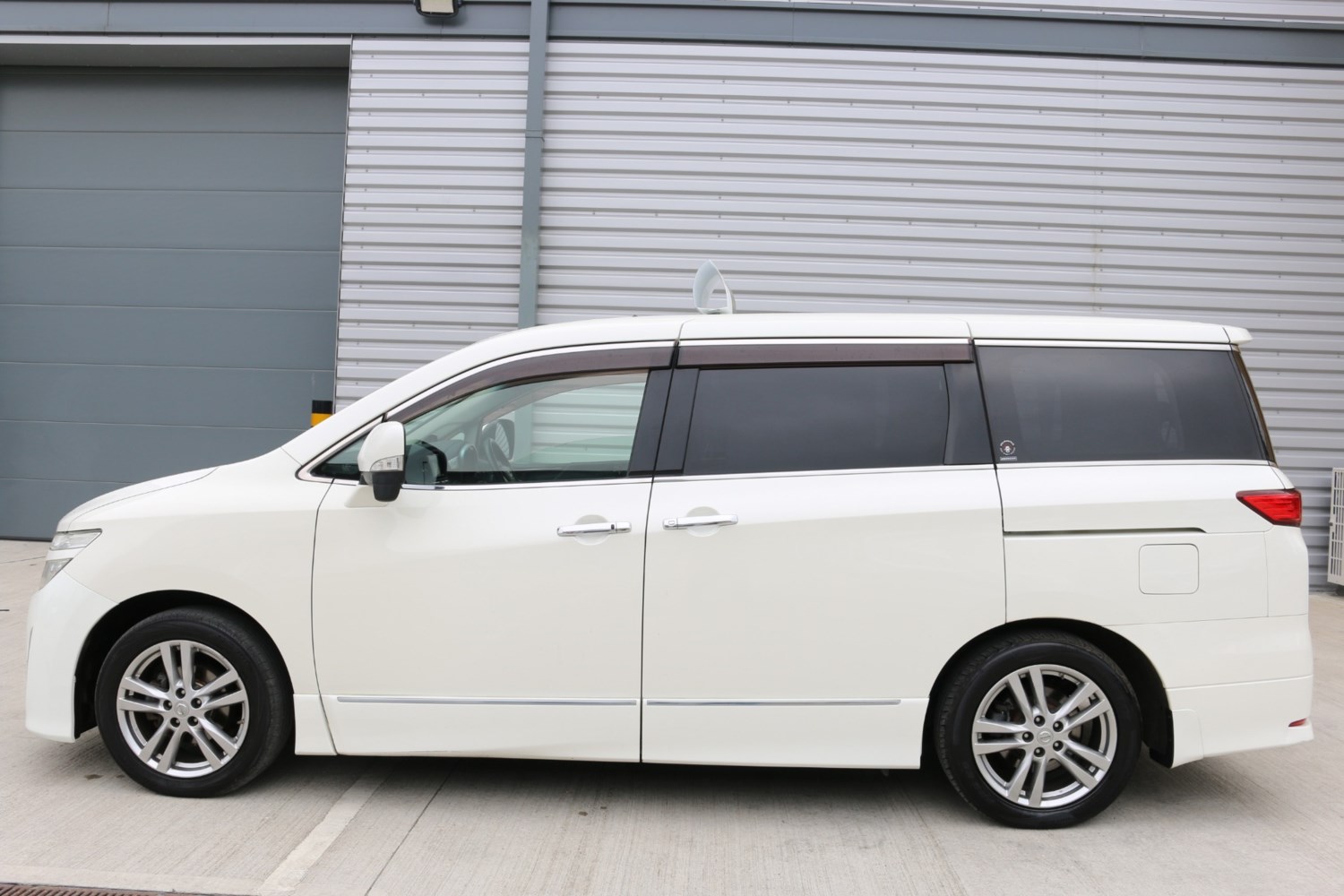 Nissan Elgrand Listing Image