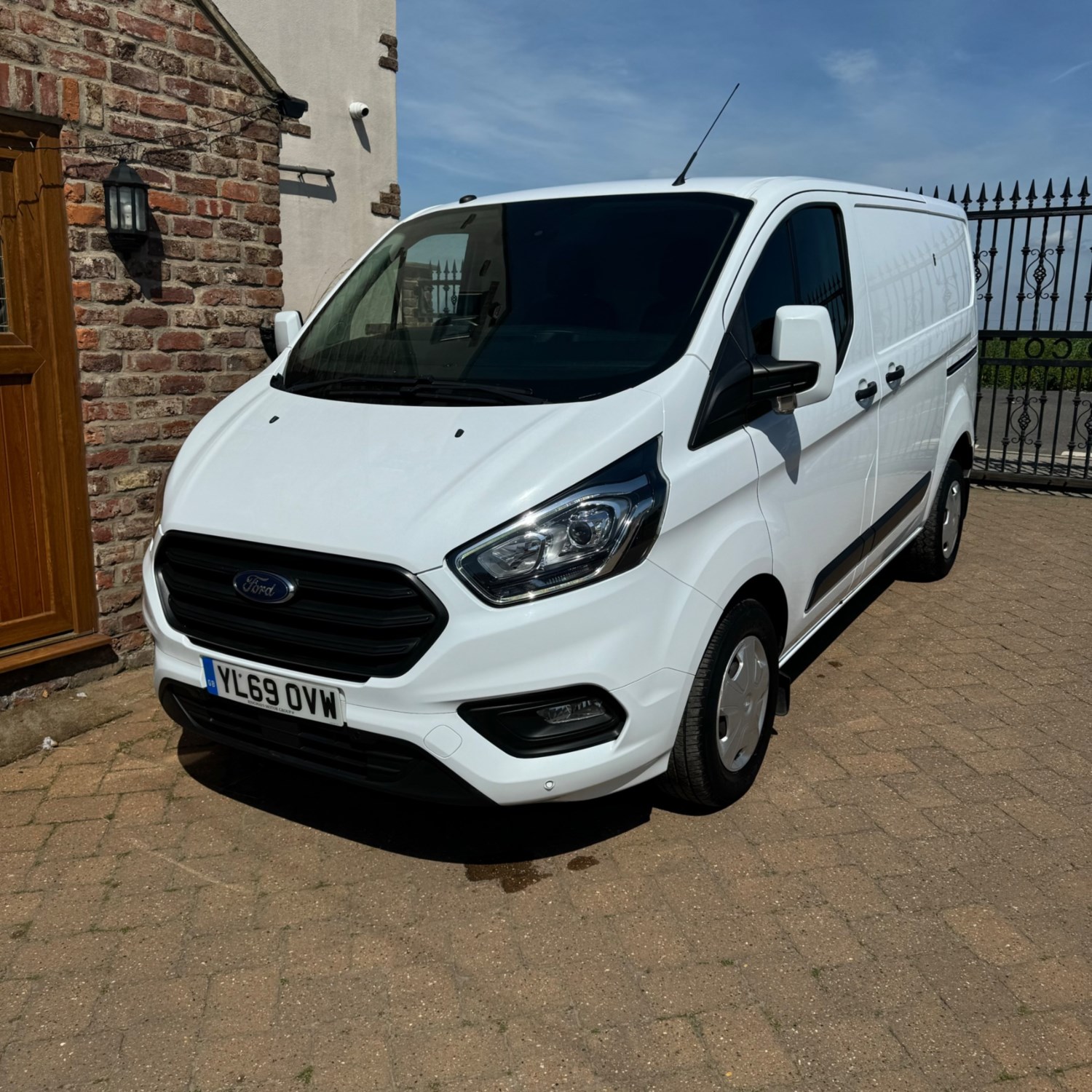 Ford Transit Custom Listing Image