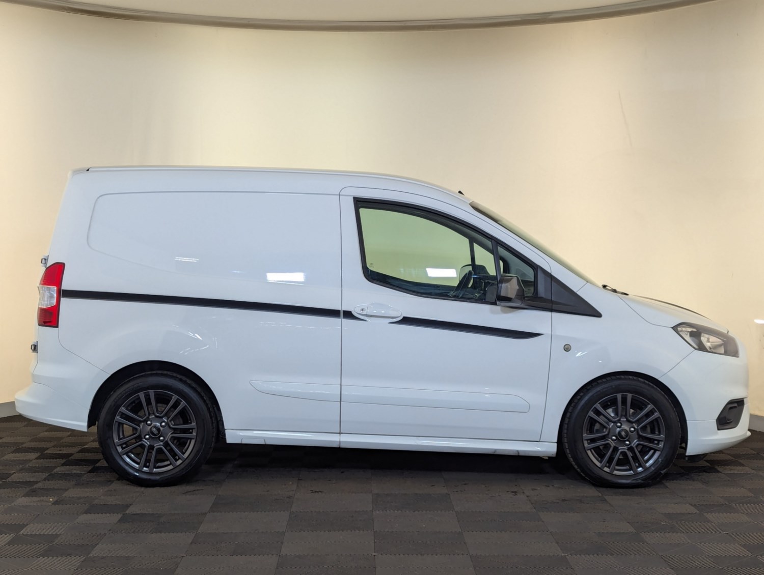 Ford Transit Courier Listing Image