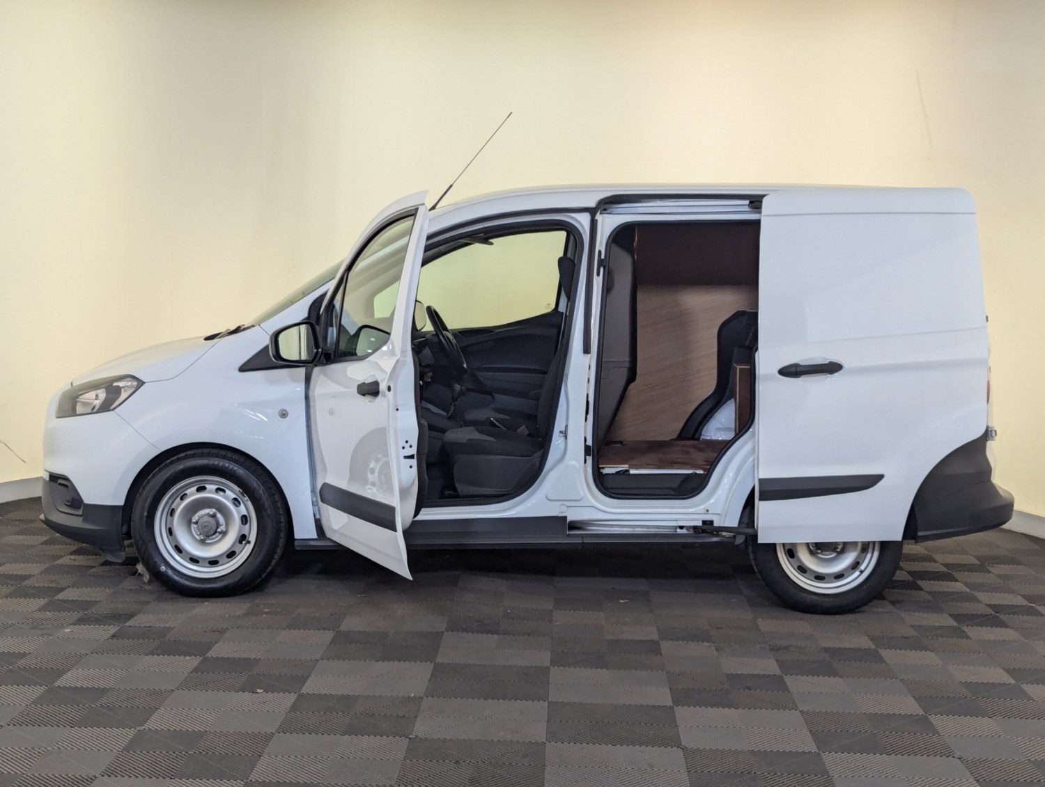 Ford Transit Courier Listing Image