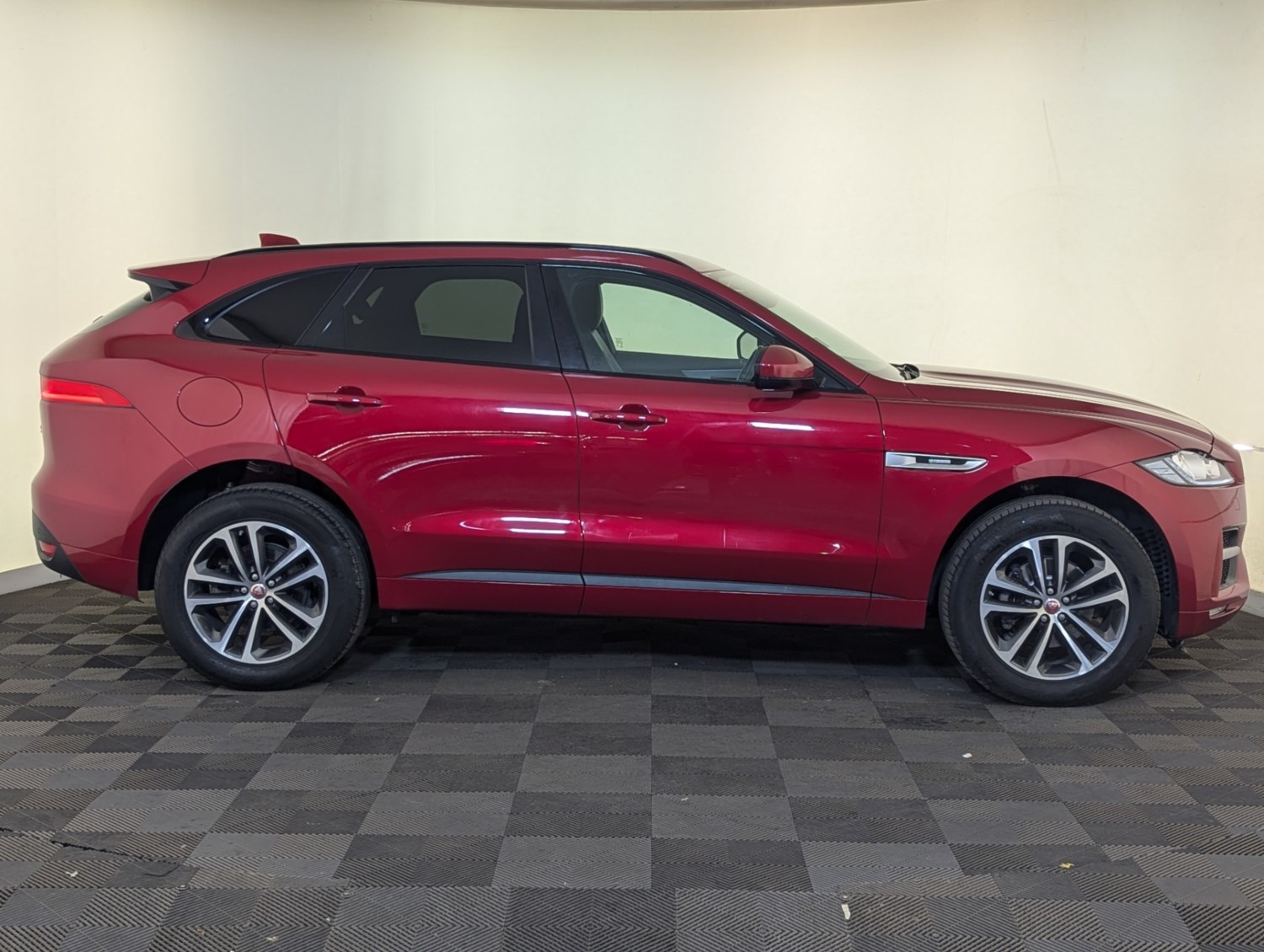 Jaguar F-PACE Listing Image