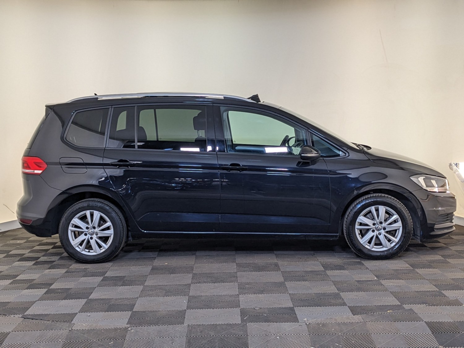 Volkswagen Touran Listing Image