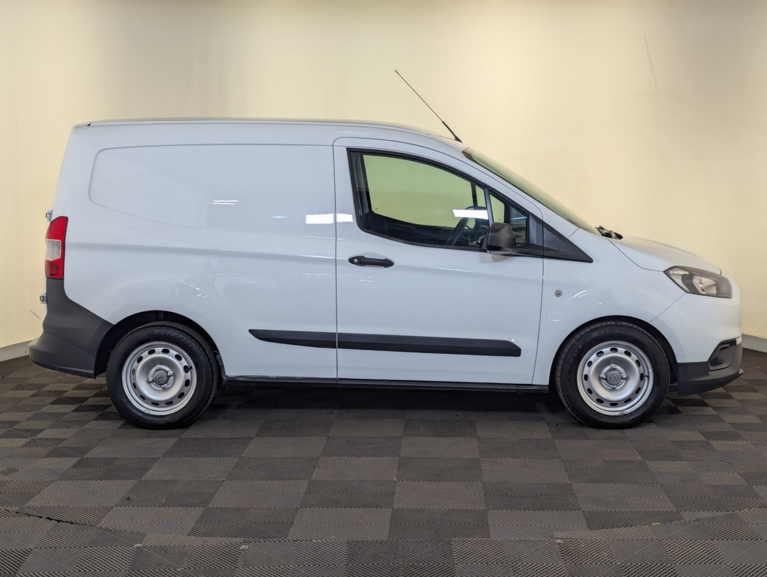 Ford Transit Courier Listing Image