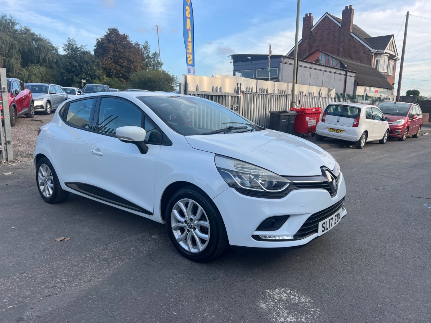 Renault Clio Listing Image