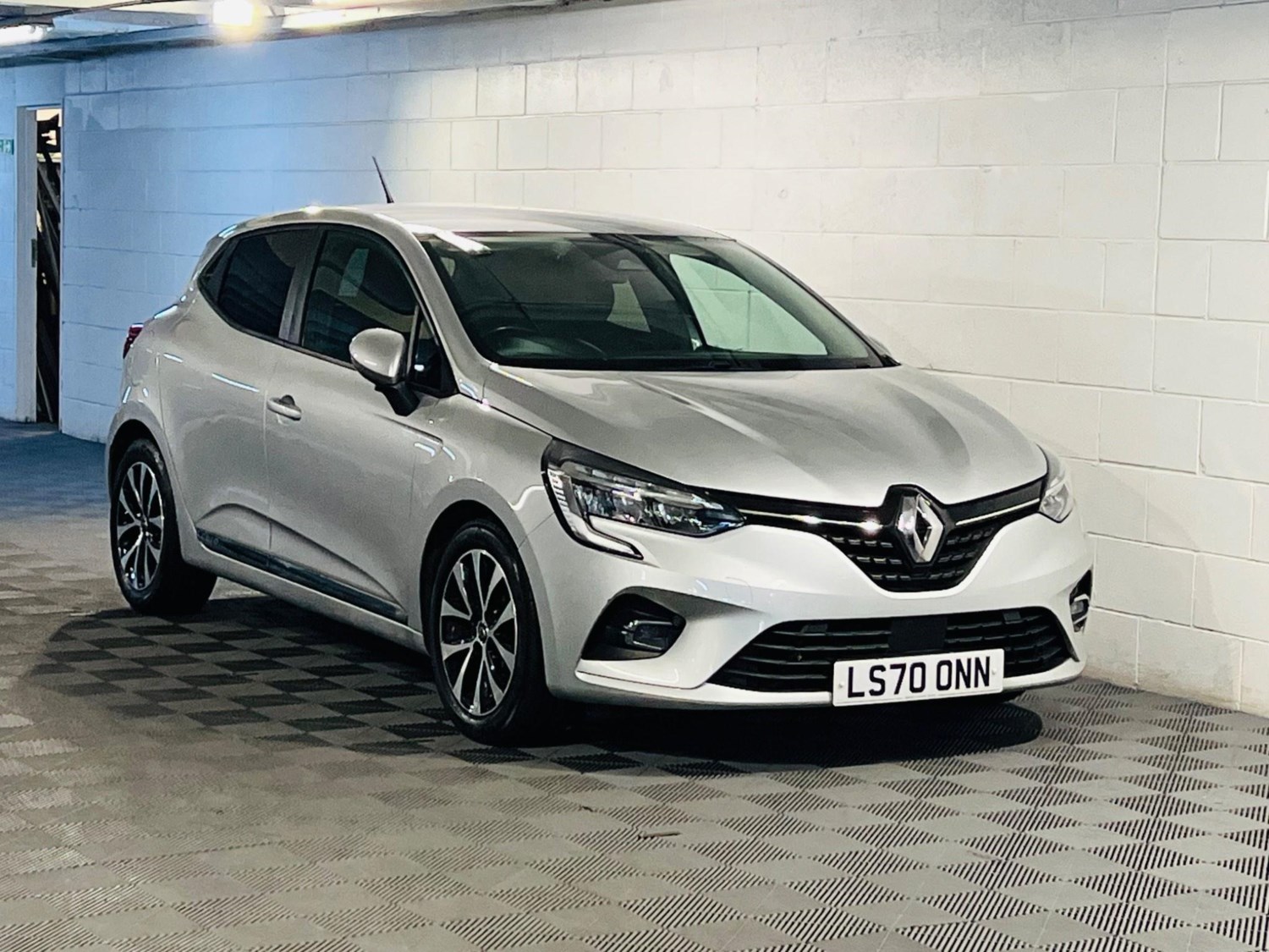 Renault Clio Listing Image