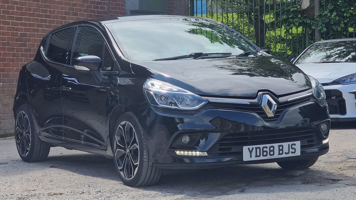 Renault Clio Listing Image