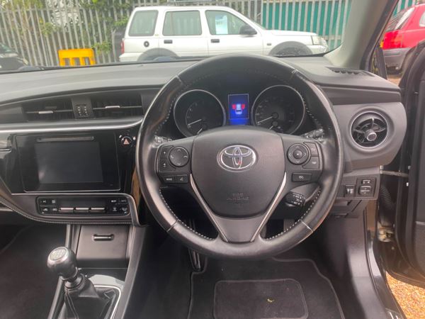 2016 (16) Toyota Auris 1.2T Business Edition 5dr For Sale In Kings Langley, Hertfordshire