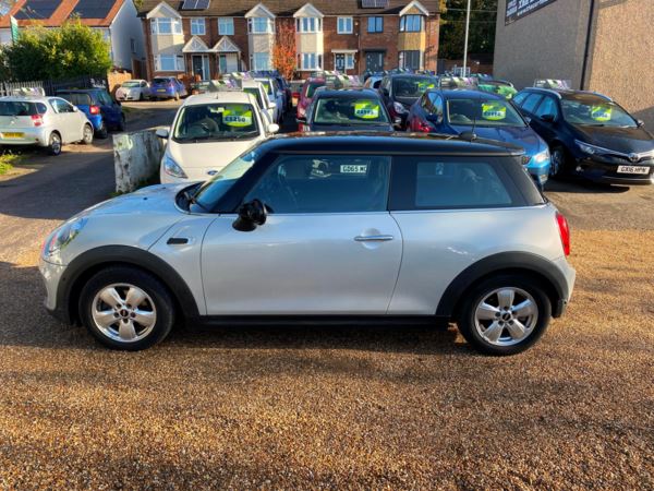 2015 (15) MINI HATCHBACK 1.5 Cooper 3dr Auto For Sale In Kings Langley, Hertfordshire