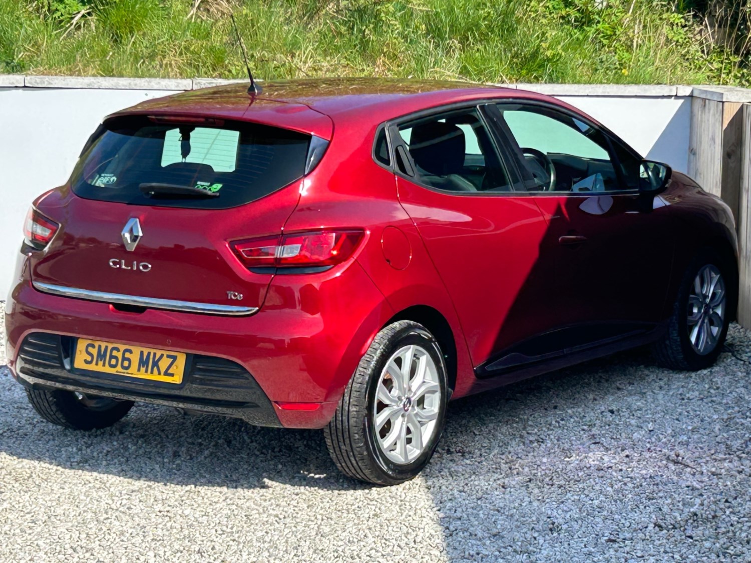 Renault Clio Listing Image