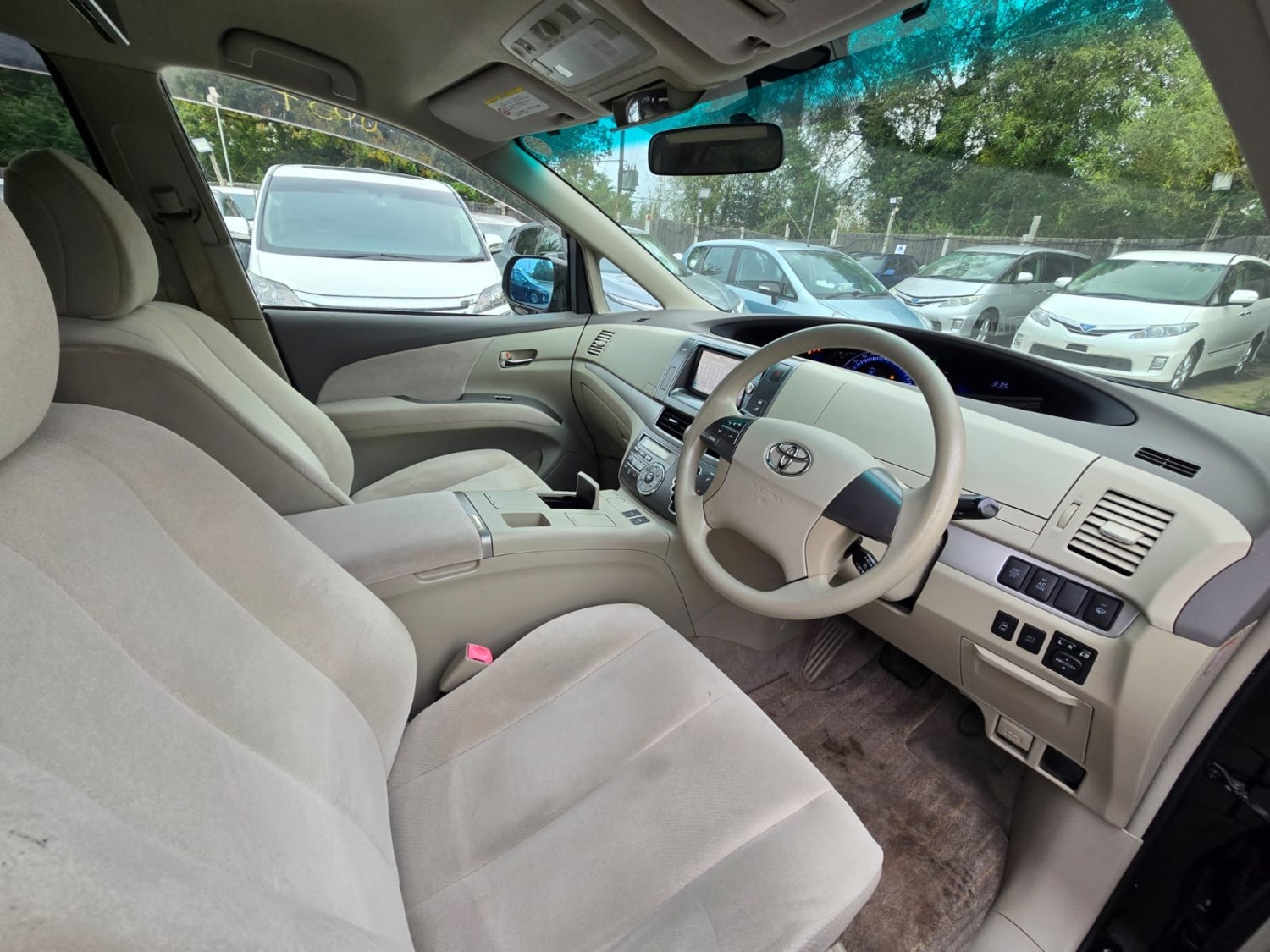 Toyota Estima Listing Image