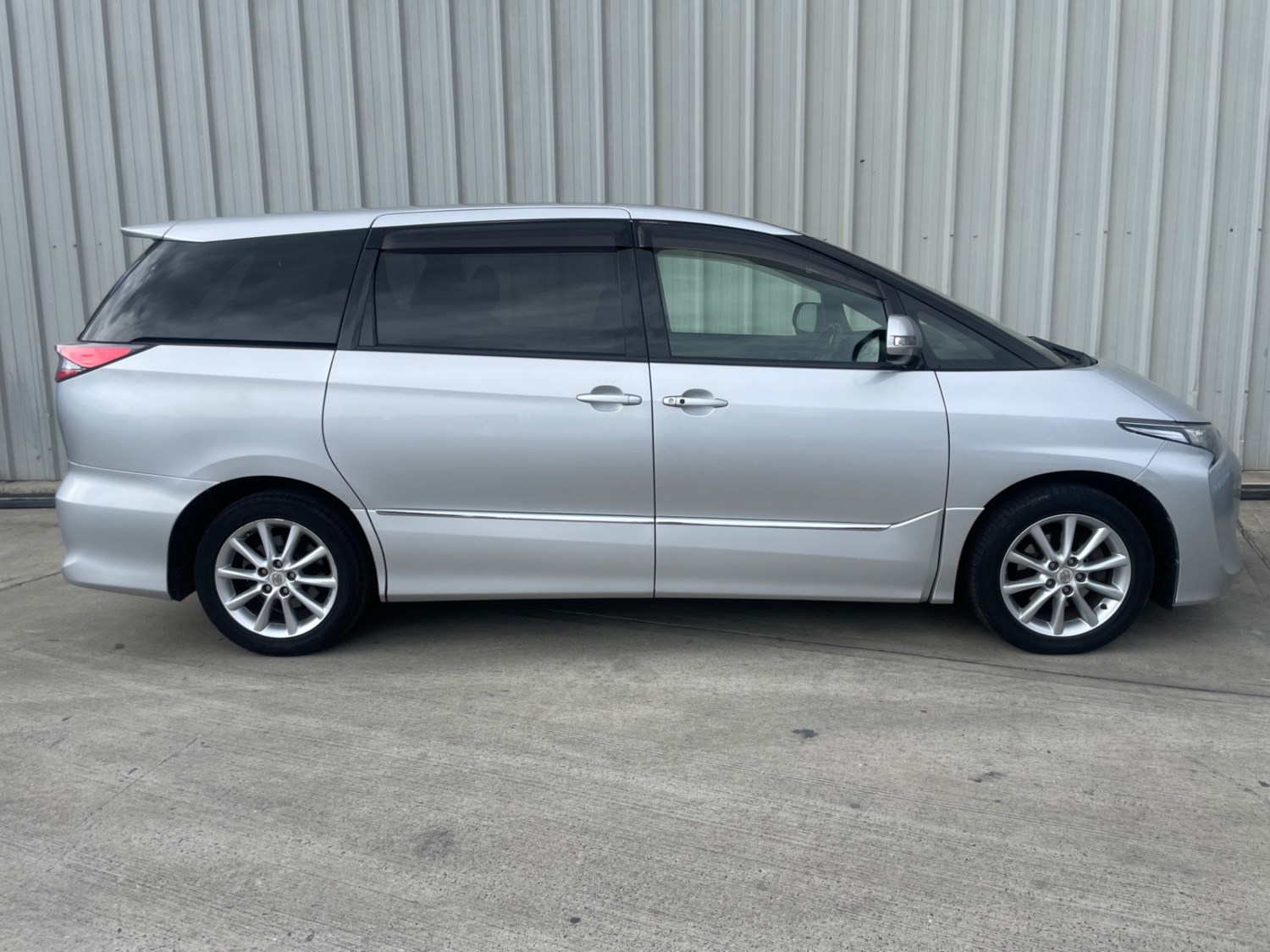 Toyota Estima Listing Image