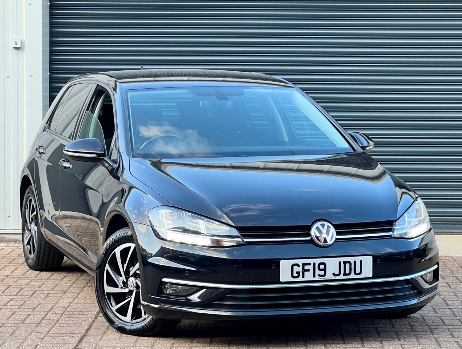 Volkswagen Golf Listing Image