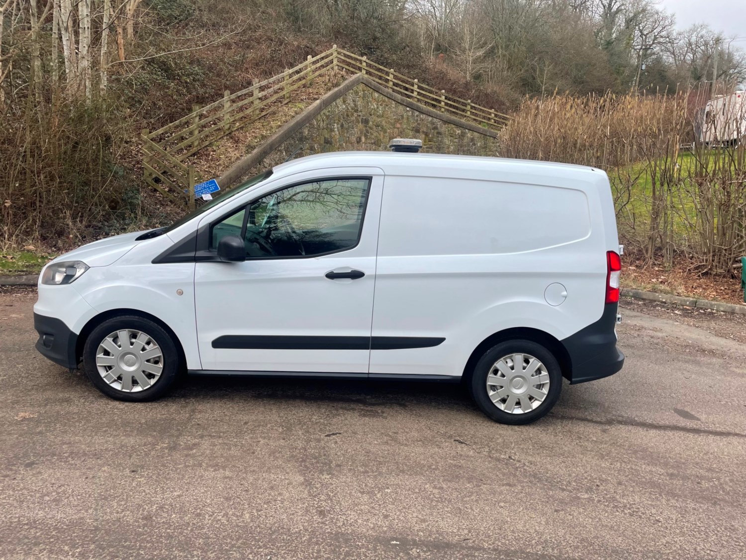 Ford Transit Courier Listing Image